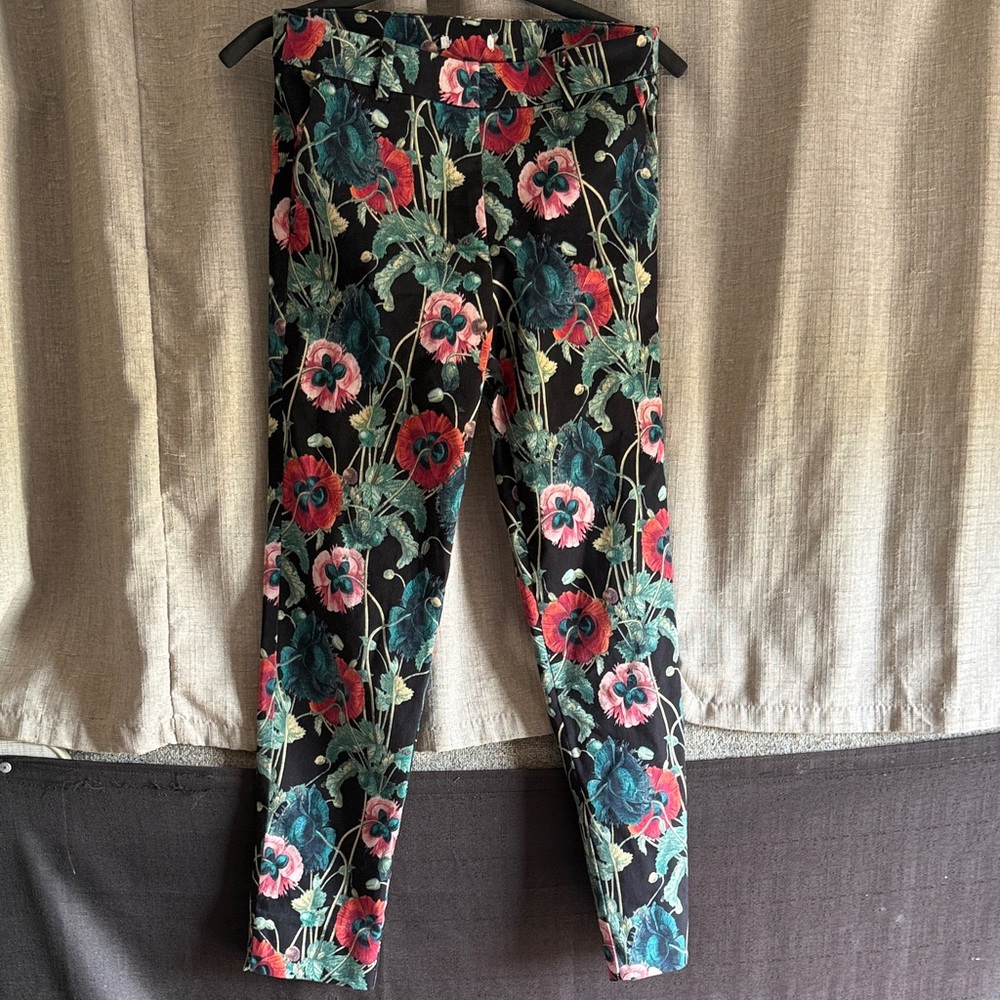 H&M Stretch Skinny cigarette pants- Black with Red & Teal Flowers Poppies 6
